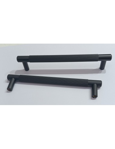 Tirador negro estriado